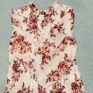 Stretch and loose sleeves blouse see through.